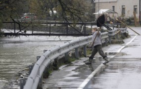 Nove padavine bi lahko povečale težave na Notranjskem
