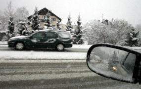 Po večini Slovenije še vedno sneži, cestne razmere slabe