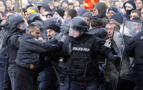 Več ljudi poškodovanih v protestih ob sprejemanju makedonskega proračuna
