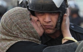Črnogorska aktivistka kaznovana s 550 evri, ker je poljubila policista