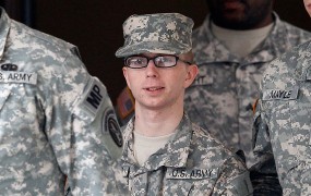 WikiLeaksovemu obveščevalcu Manningu grozi, da bo do konca življenja za rešetkami