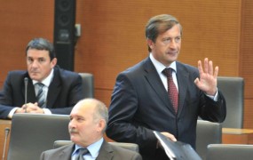 Erjavec za Odmeve: Če Janša ne odstopi kot premier, bodo predčasne volitve