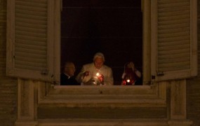 Papež pred polnočnico prižgal luč miru