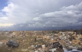 Po ZDA divjalo več deset tornadov