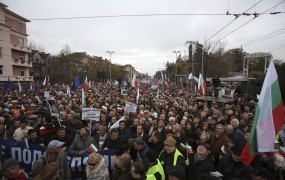 Bolgari na protestih proti in v podporo vladi