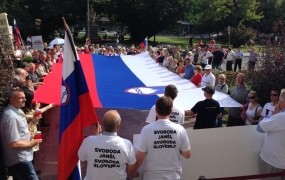 Prižiganje sveč pred sodiščem: Obarvajmo Slovenijo v nedeljo v barve svobode in pravičnosti!