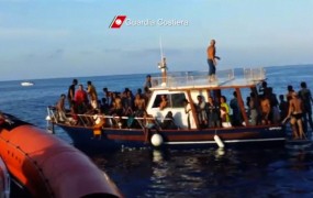 Italija po zadnjih tragedijah krepi pomoč migrantskim ladjam v težavah