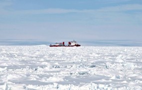 Po rešitvi potnikov v ledu ob Antarktiki obtičal še kitajski ledolomilec