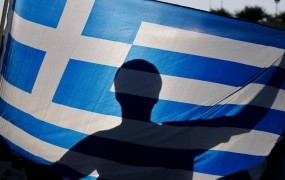Trojka zahteva od Grčije, da takoj odpusti več tisoč javnih uslužbencev