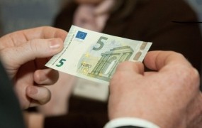 Od danes novi bankovci za pet evrov
