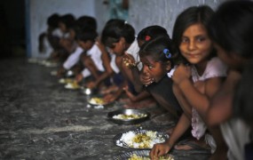 Indija: Testi potrdili pesticide v zastrupljeni šolski hrani