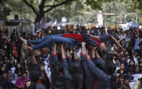 Ostrejše kazni, tudi smrtna, za indijske posiljevalce