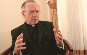 Nadškof Stres: Levica se ne zna otresti primitivnega sovraštva do Cerkve