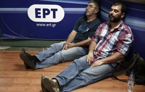 Grki brez novic? Zaradi zaprtja javne RTV hiše stavkajo grški novinarji