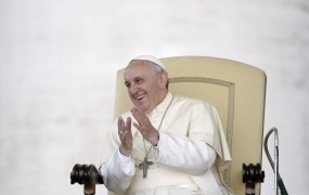 Papež: Tudi Marsovci imajo pravico do krsta