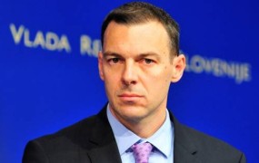 Minister Čufer med vrsticami napovedal novo zadolžitev Slovenije