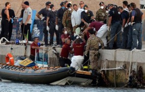 Več deset prebežnikov utonilo ob libijski obali, drugi umrli v puščavi