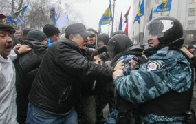 V Kijevu nov dan spopadov med policijo in protestniki