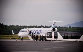 Adria Airways prodaja dve letali CRJ900, dve naj bi najela