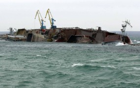 Rusija potopila tri stare ladje in Ukrajini zaprla dostop do Črnega morja