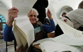 Dolgotrajno štetje glasov v Ukrajini povzroča napetosti