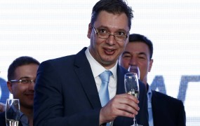 Vučić s prepričljivo zmago SNS utrdil oblast