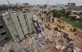 V zrušenju tovarne v Daki umrlo najmanj 413 ljudi
