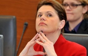 Bratuškova vabi na parlamentarni vrh o fiskalnem pravilu