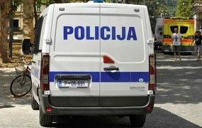 Pri poskusu pobega v Mariboru poškodoval dve policijski vozili
