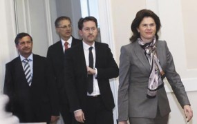 Prevelika, da bi padla: Bratuškova si utira pot v drugo polovico mandata