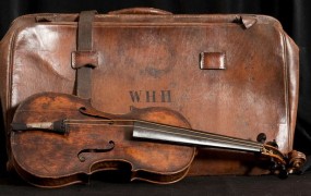 Našli violino, ki je igrala, ko se je potapljal Titanik