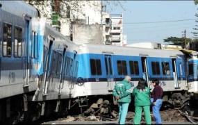 V železniški nesreči v Buenos Airesu številni ranjeni