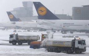Zaradi snega zaprli letališče v Frankfurtu 