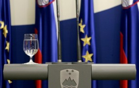 SDS: Zapravljivost Pahorjeve vlade je kriva za finančne težave Slovenije