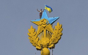 Neznanci na moskovskem nebotičniku izobesili ukrajinsko zastavo