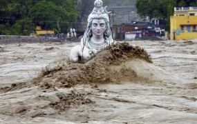 Število žrtev monsuna v Indiji bi lahko preseglo tisoč