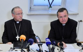 FAZ: Menjava nadškofov Stresa in Turnška je kazen brez primere