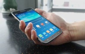 Samsung predstavil mobilnik z ukrivljenim zaslonom