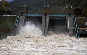 Obilne padavine povzročajo težave na Bovškem, Koroškem in Štajerskem
