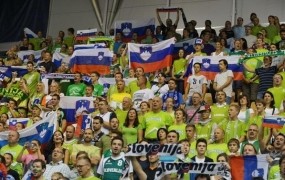 Slovenija z zmago nad Italijo začela tekmovanje v Stožicah