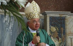Nadškof zaradi obtožb pedofilije v hišnem priporu