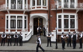 Assange obkoljen na ekvadorskem veleposlaništvu