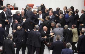 Nov pretep poslancev v turškem parlamentu 