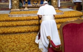 Papež Frančišek prvi dan po izvolitvi molil k Mariji 