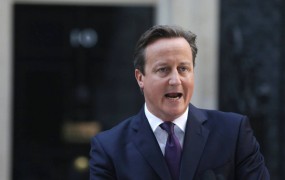 Cameron se mora opravičiti kraljici zaradi izjave, da je "zapredla" od zadovoljstva