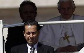 Izdaje skrivnosti obtoženi majordom papeža prosi za odpuščanje