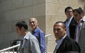 Nekdanji izraelski premier spoznan za krivega korupcije