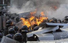V Ukrajini med protestniki in policijo znova izbruhnilo nasilje