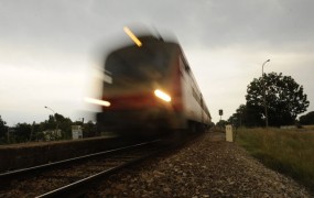 V trčenju z vlakom umrla ena oseba