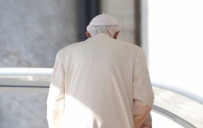 Benedikt XVI. obljubil poslušnost novemu papežu